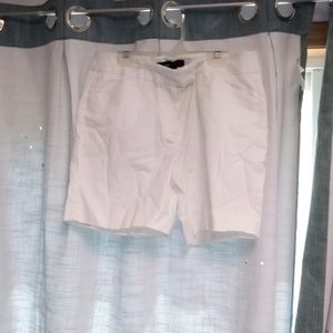 Larry Levine women's white shorts size 6